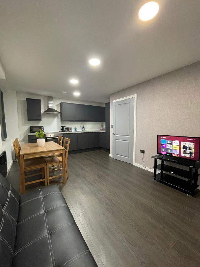 Charming Modern Apartment Near London Heathrow Feltham Εξωτερικό φωτογραφία